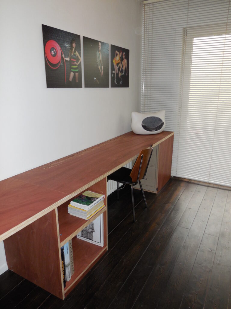 bureau rechter zijde