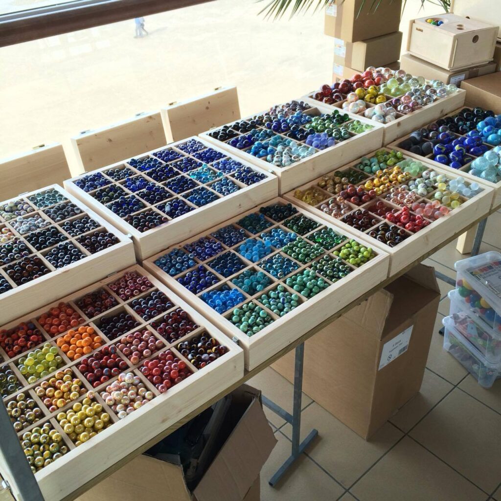 knikkerbakken met vakjes, gevuld op een beursstand