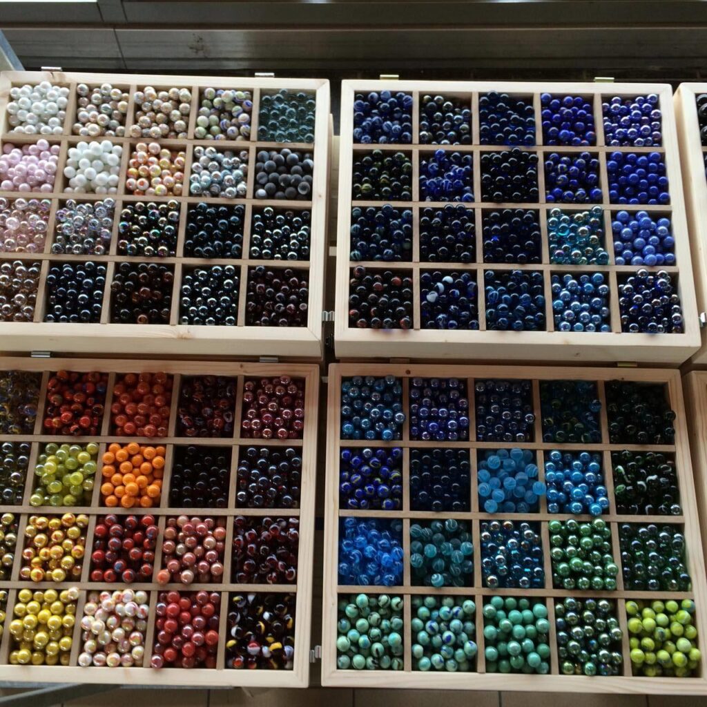 detail knikkerbakken gevuld op beurs