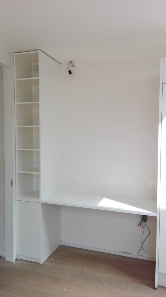 bureau met kasten