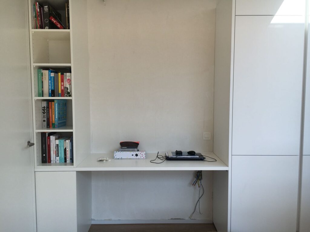bureau met kasten