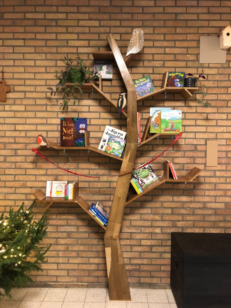 de boekenboom ingericht met boeken