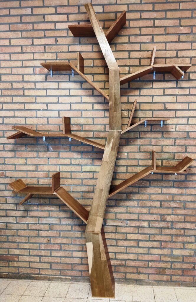 de boekenboom leeg voordat ze ingericht werd