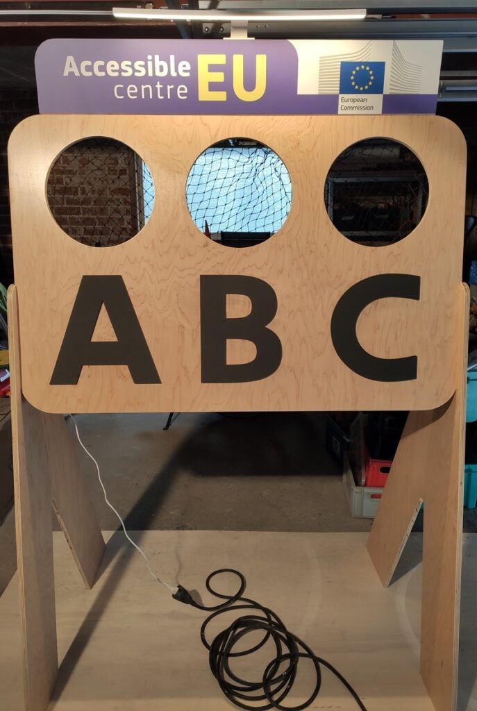 paneel met drie gaten en de letters A, B, C om ballen door te werpen
