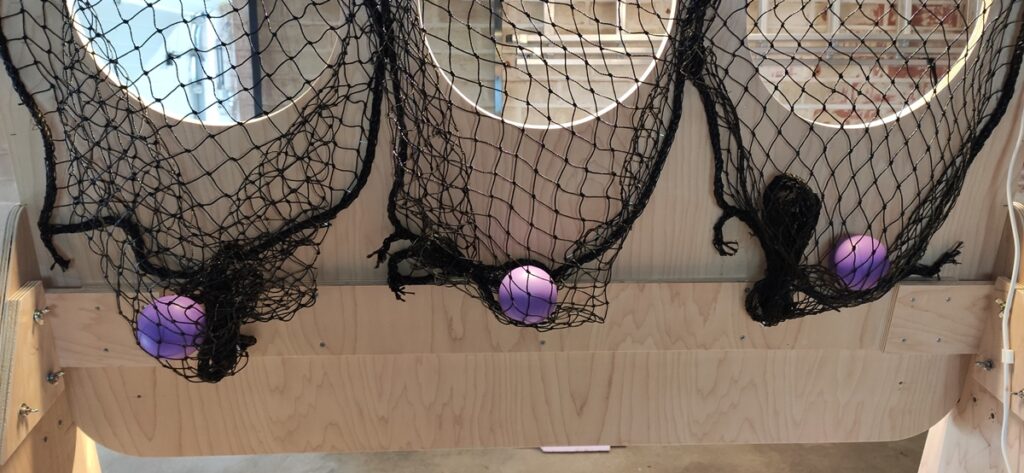detail van het werpspel, de achterkant met paarse ballen in de netten