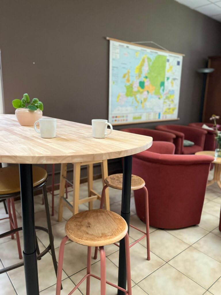 koffiehoek bartafel met tassen