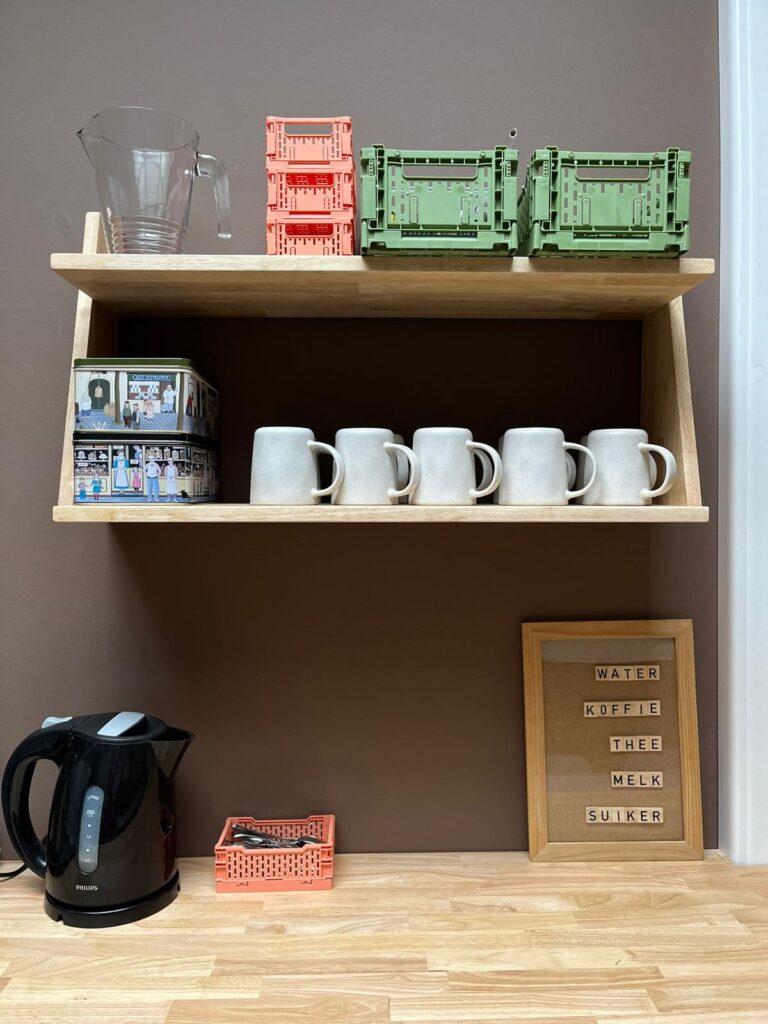 koffiehoek rekje met koffiemateriaal
