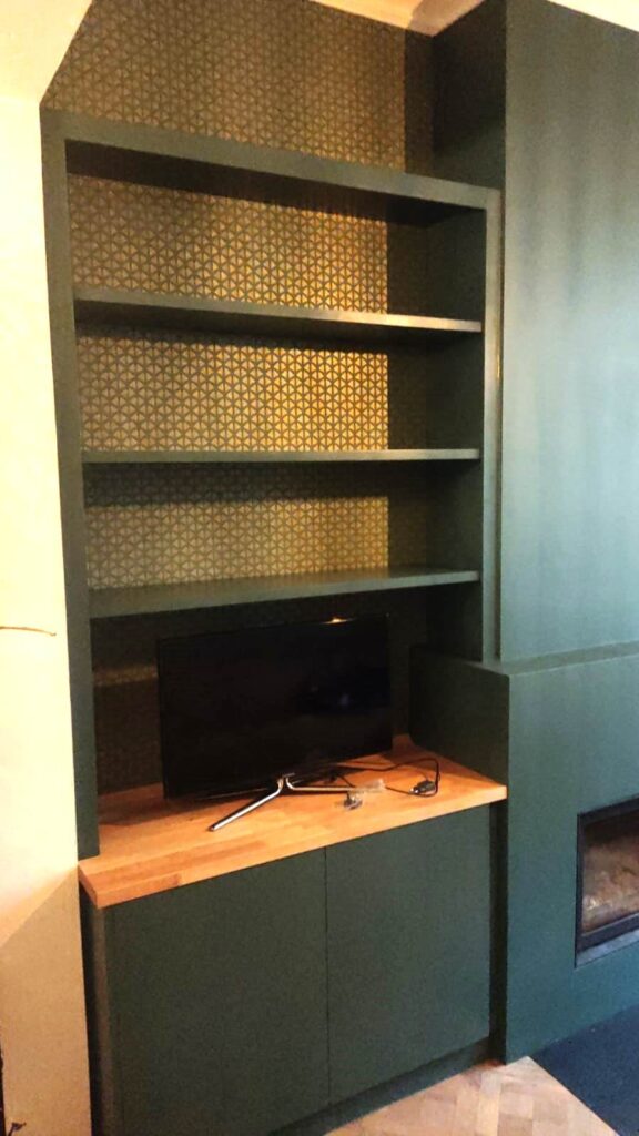 wandkast links geschilderd in groen