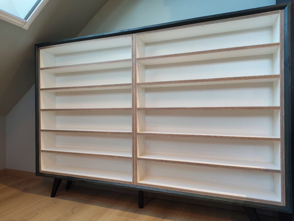 cd-kast volledig in beeld zonder cd's