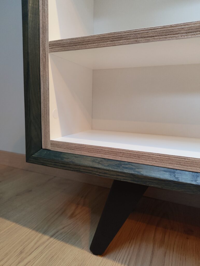 cd-kast detail onderhoek met poot