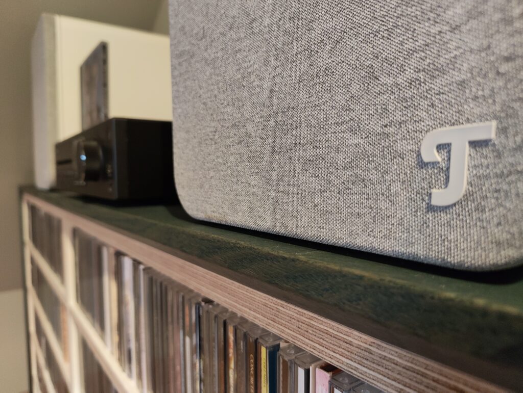 cd-kast detail bovenblad met luidspreker