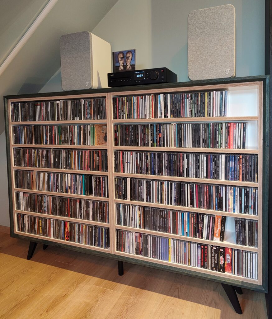 cd-kast ingericht en gevuld